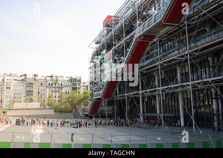 14 juillet 2018, Paris France : personnes en attente le matin pour l'ouverture du Centre Georges Pompidou musée d'art moderne à Paris France Banque D'Images