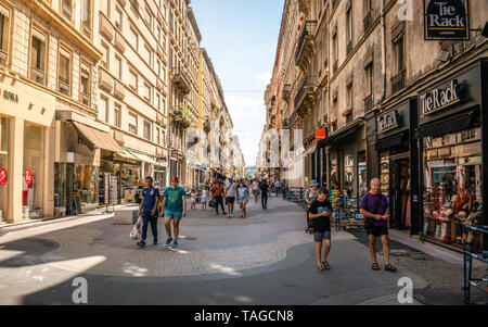 2 août 2018, Lyon France : vue sur Victor Hugo rue piétonne commerçante avec des personnes sur la journée d'été à lyon 2ème arrondissement France Banque D'Images