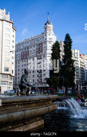 Un beau bâtiment blanc au centre-ville de Madrid Banque D'Images