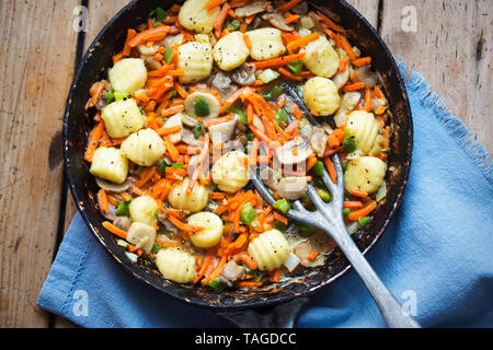 Gnocchi aux légumes et champignons. Boulettes de pommes de terre avec les carottes, oignons verts et champignons Banque D'Images