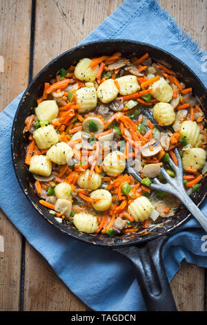 Gnocchi aux légumes et champignons. Boulettes de pommes de terre avec les carottes, oignons verts et champignons Banque D'Images