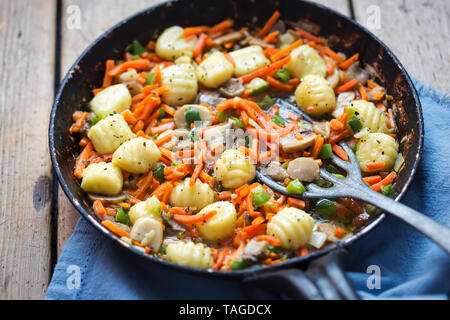Gnocchi aux légumes et champignons. Boulettes de pommes de terre avec les carottes, oignons verts et champignons Banque D'Images