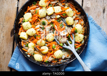 Gnocchi aux légumes et champignons. Boulettes de pommes de terre avec les carottes, oignons verts et champignons Banque D'Images