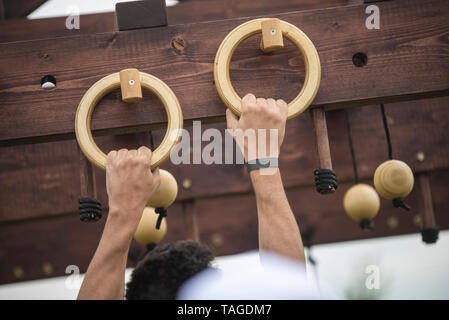 SOFIA, BULGARIE - 7 juillet 2018 - Un homme est accroché sur les anneaux de gymnastique dans un concours de force Banque D'Images