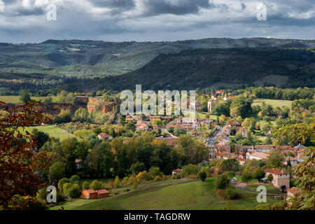 Vue d'un petit village et collines de la campagne française Banque D'Images