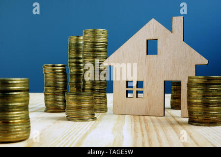 Maquette en bois de la maison et de l'argent. Acheter ou vendre des biens. Banque D'Images