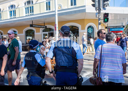 Policier et policier australien en patrouille à Manly Beach pendant le festival Taste of Manly Food and Wine, Sydney, Australie Banque D'Images