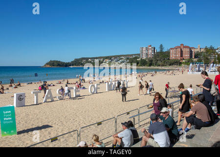 Goût de Manly food and wine festival, avec la signalisation sur Manly Beach, Sydney, Australie Banque D'Images