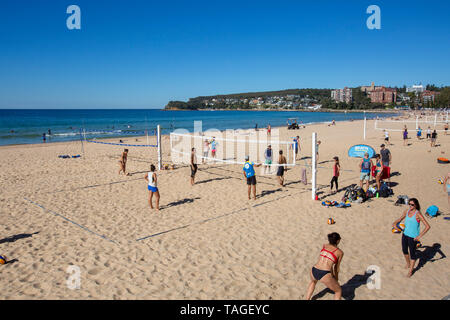 Hommes et femmes jouant au volley-ball de plage sur les sables de Manly Beach à Sydney, en Australie, Manly Beach a plusieurs terrains de volley-ball sur le sable Banque D'Images