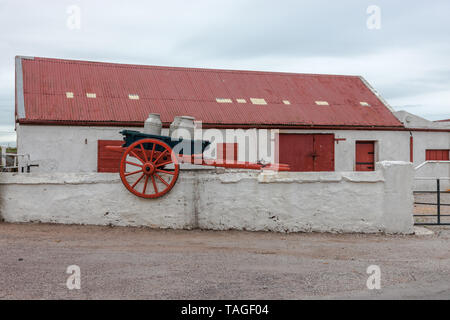 Knockadoon, Cork, Irlande. Un panier vintage avec des bidons de lait qui est maintenant utilisé comme décoration, est assis sur un mur de ferme près de Knockadoon, Ireal Banque D'Images