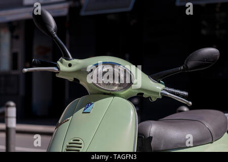 ZAGREB, CROATIE - septembre 6, 2015 : Vert conçu italien Vespa scooter est garé sur une route, fragment de guidon avec construit dans la lumière Banque D'Images