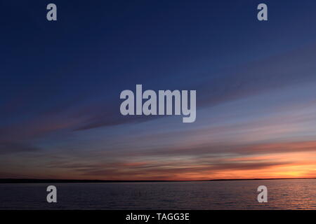 Ciel romantique au coucher du soleil bleu dans le Twilight glow sur le lac Banque D'Images