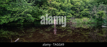 Ven 24 mai 2019, la Scottish Gallery of Modern Art, Edinburgh. '6 fois terrain', l'un de Antony Gormley's "6 FOIS" sculptures qui a été réinstallé dans l'eau de Leith. Installé à l'origine en 2010, ils ont été temporairement supprimé en raison de dommages causés par les inondations et sont réintégrés au cours de mai 2019. '6 fois' est composé de six chiffres à taille humaine, positionnée entre les motifs de la Scottish National Gallery of Modern Art et la mer à Leith Docks, Edinburgh. Banque D'Images