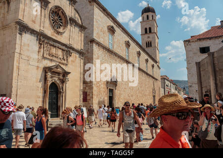 DUBROVNIK, CROATIE - août 13, 2015 : Eglise de Saint Sauveur et monastère franciscain de ville de Dubrovnik, en Croatie, et les touristes marche sur Stradun Banque D'Images