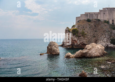 Fort Lovrijenac sur haut de grand rocher au-dessus de la mer Adriatique, Dubrovnik, Croatie Banque D'Images