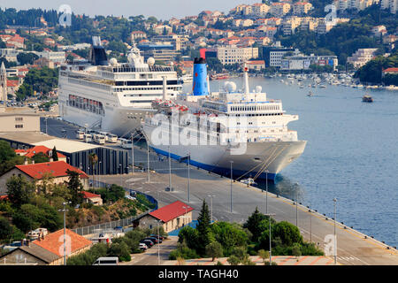 DUBROVNIK, CROATIE - août 13, 2015 : croisière dans le port de Gruz Dubrovnik. Le port de Gruz Dubrovnik est situé à quelques kilomètres de la Vieille Ville Banque D'Images