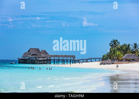 Kendwa, Zanzibar-March 4, 2019 : personnes bénéficiant d'vacantions marche sur la plage et baignade Banque D'Images