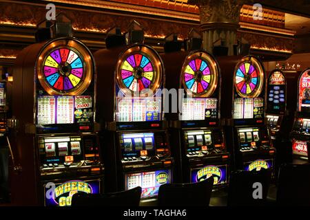LAS VEGAS (NEVADA), USA - 18 août. 2009 : Avis sur les machines à sous roue de l'or dans un Casino Banque D'Images