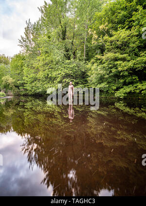 Ven 24 mai 2019, la Scottish Gallery of Modern Art, Edinburgh. '6 fois terrain', l'un de Antony Gormley's "6 FOIS" sculptures qui a été réinstallé dans l'eau de Leith. Installé à l'origine en 2010, ils ont été temporairement supprimé en raison de dommages causés par les inondations et sont réintégrés au cours de mai 2019. '6 fois' est composé de six chiffres à taille humaine, positionnée entre les motifs de la Scottish National Gallery of Modern Art et la mer à Leith Docks, Edinburgh. Banque D'Images