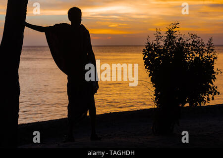 Homme Masai à au coucher du soleil sur la mer à Kizimkazi à Unguja aka l'île de Zanzibar Tanzanie Afrique de l'Est Banque D'Images