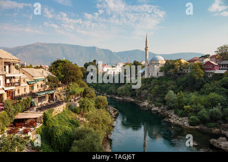 MOSTAR, Bosnie-herzégovine - août 15, 2015 : avis de l'ancien pont de Mostar à la rivière Neretva, restaurants et de la mosquée Banque D'Images