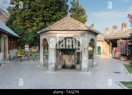 MOSTAR, Bosnie-herzégovine - 15 août 2015 : fontaine d'eau potable dans la cour de la mosquée Banque D'Images