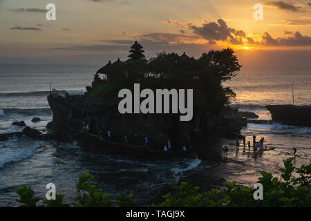 Le plus célèbre temple hindou de Bali, le temple de Tanah Lot à Bali Indonésie au coucher du soleil. Banque D'Images