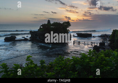 Le plus célèbre temple hindou de Bali, le temple de Tanah Lot à Bali Indonésie au coucher du soleil. Banque D'Images