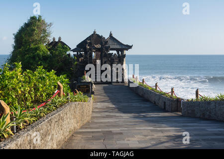 Le plus célèbre temple hindou de Bali, le temple de Tanah Lot à Bali Indonésie au coucher du soleil. Banque D'Images