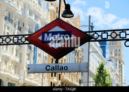 Panneau de l'arrêt de métro Callao au centre-ville de Madrid, Espagne. Banque D'Images