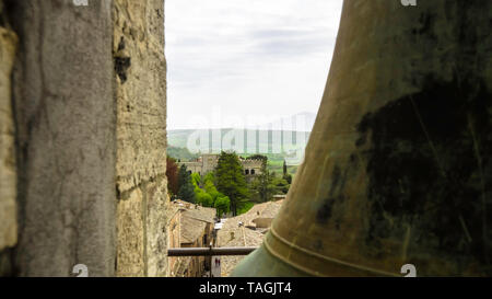 Montepulciano 2019. Vue sur la campagne du Chianti près de Montalcino à partir d'un clocher avec Bell. La journée est le printemps mais pleine de nuages. En avril 2019 Banque D'Images