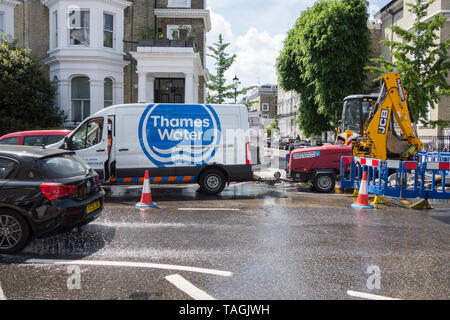 Une équipe d'entretien de Thames Water assiste à une conduite d'eau en panne à Earl's court, Londres, Angleterre, Royaume-Uni Banque D'Images