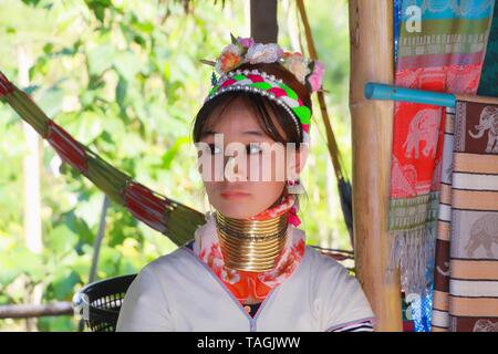 Baidjan KAREN VILLAGE, THAÏLANDE - 17 décembre. 2017 : long cou fille avec Thanaka peinture sur visage et cou en laiton en bobines Banque D'Images