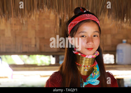 Baidjan KAREN VILLAGE, THAÏLANDE - 17 décembre. 2017 : Close up portrait of young girl with long cou Thanaka peinture sur visage et cou en laiton joints toriques Banque D'Images