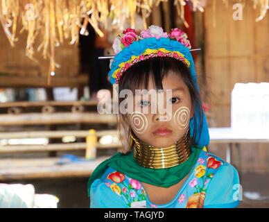 Baidjan KAREN VILLAGE, THAÏLANDE - 17 décembre. 2017 : Close up portrait of young girl with long cou Thanaka peinture sur visage et cou en laiton joints toriques Banque D'Images