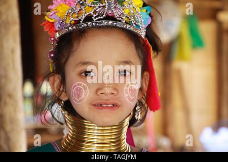 Baidjan KAREN VILLAGE, THAÏLANDE - 17 décembre. 2017 : Close up portrait of young girl with long cou Thanaka peinture sur visage et cou en laiton joints toriques Banque D'Images