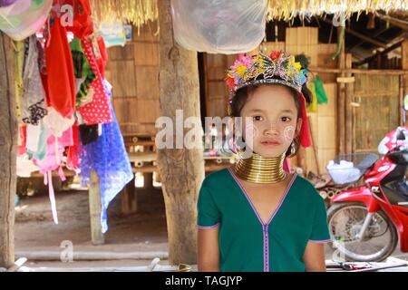 Baidjan KAREN VILLAGE, THAÏLANDE - 17 décembre. 2017 : Close up portrait of young girl with long cou Thanaka peinture sur visage et cou en laiton joints toriques Banque D'Images