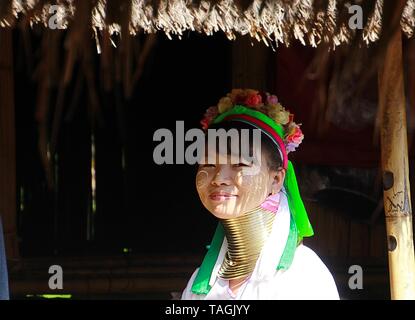 Baidjan KAREN VILLAGE, THAÏLANDE - 17 décembre. 2017 : long cou femme assise en face d'une hutte Banque D'Images