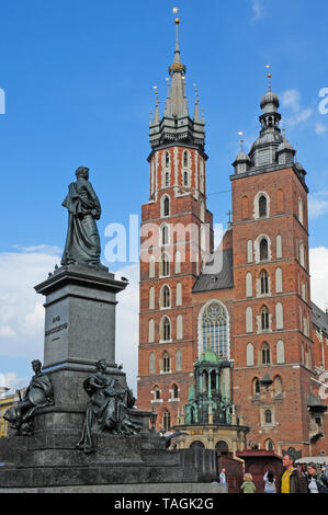 La basilique Sainte-Marie et la statue d'Adam Mickiewicz Cracovie Place du marché. Rynak Glowny. Banque D'Images
