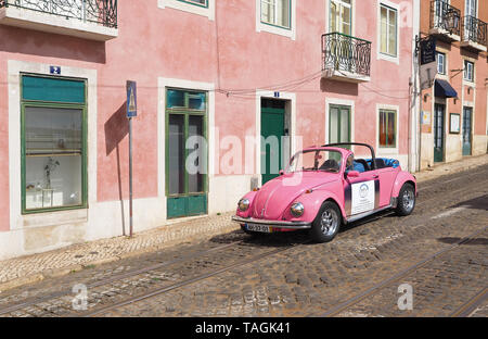 VW Coccinelle rose à Lisbonne au Portugal Banque D'Images