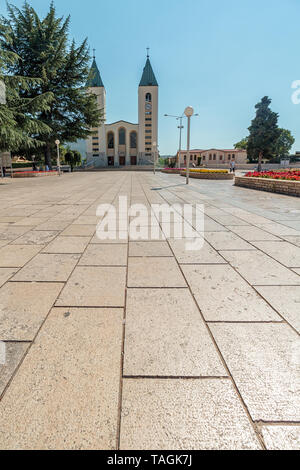 Medjugorje, BOSNIE ET HERZÉGOVINE - Juillet 12, 2016 : Chemin menant à l'église paroissiale de Saint James, le sanctuaire de Notre-Dame de Medugorje Banque D'Images