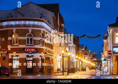 Parnu, Estonie - 13 décembre 2017 : Vue de nuit sur la célèbre rue Ruutli avec de vieux bâtiments, Restaurants, cafés, hôtels et magasins en soirée festive Nigh Banque D'Images