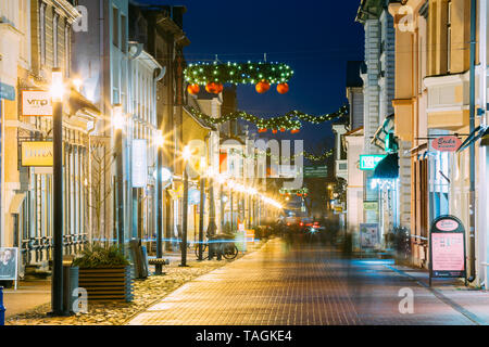 Parnu, Estonie - 13 décembre 2017 : Vue de nuit sur la célèbre rue Ruutli avec de vieux bâtiments, Restaurants, cafés, hôtels et magasins en soirée festive Nigh Banque D'Images