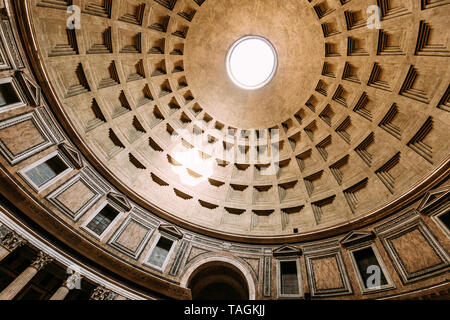 Rome, Italie - 20 octobre 2018 : l'intérieur du plafond Vue Panthéon. Banque D'Images