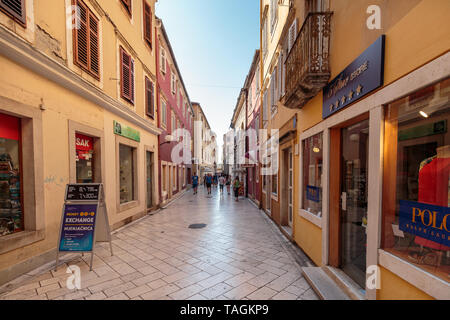 ZADAR, CROATIE - Juillet 10, 2016 : scène d'été de la célèbre rue Kalelarga, rue principale à Zadar Banque D'Images