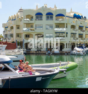 Et ostentatoire des gens bien nantis marina resort de Benalmadena, Costa del Sol, Espagne Banque D'Images