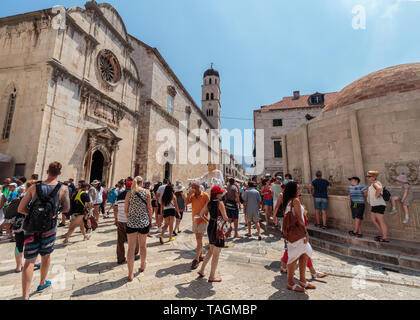 DUBROVNIK, CROATIE - Juillet 13, 2016 : rue Principale Stradun plein de touristes près de l'église de Saint Sauveur et de grande fontaine d'Onofrio dans la ville de Dubrovnik Banque D'Images