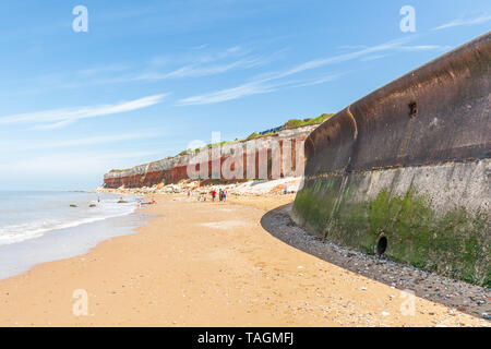 Sea Wall à Norfolk hunstanton cliffs avec en arrière-plan Banque D'Images