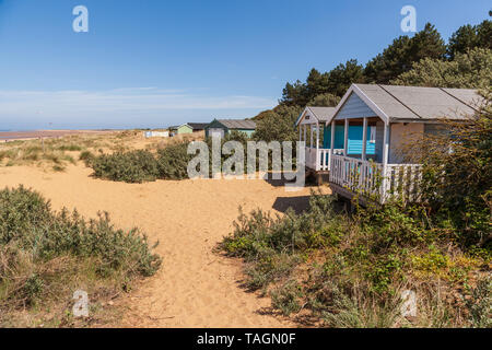 Cabines de plage dans les dunes de sable de old hunstanton sur la côte nord du comté de Norfolk Banque D'Images