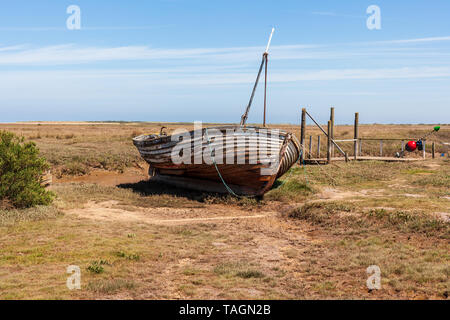 Vue sur le vieux bateau en bois abandonnés en décomposition sur le vieux port thornham North Norfolk Coast uk Banque D'Images